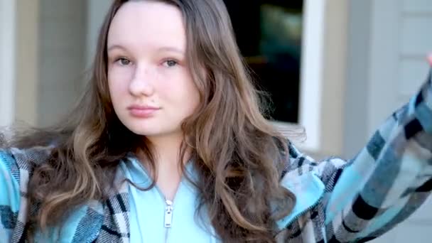 Genç Güzel Genç Bir Kız Saçlarını Düzleştiriyor Kameraya Bakıyor Gülümsüyor — Stok video