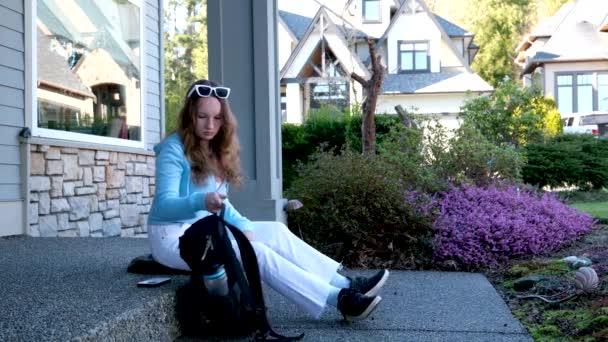 Дівчина Відкриває Портфель Готуючись Зробити Домашнє Завдання Підліток Сидить Ганку — стокове відео