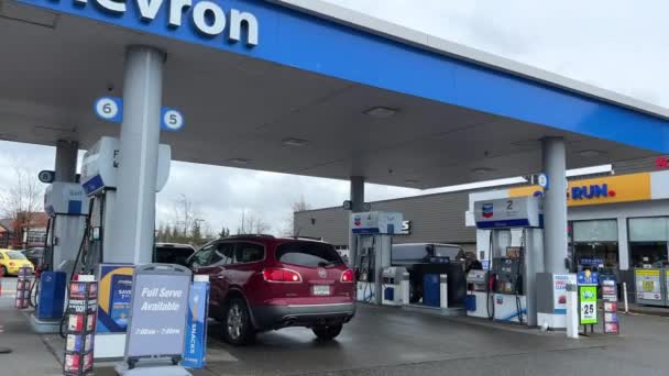 Chevron Benzinkút Ahol Autót Tankolják Tankolási Folyamat Tankolás Emberek Élet — Stock videók