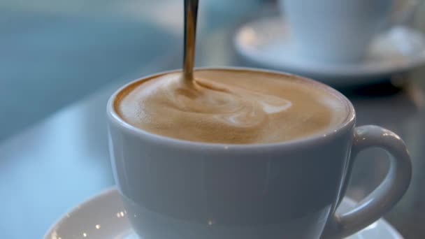 Sehr Appetitlich Kaffeeschaum Mit Löffel Schnell Rühren Sie Weißen Tasse — Stockvideo