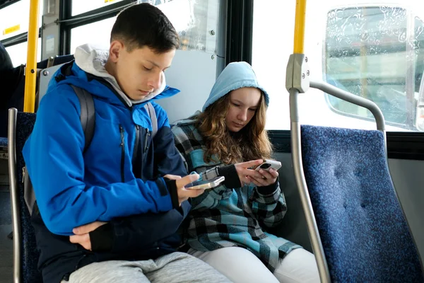 Два Подростка Голубой Одежде Сидят Автобусе Канада Ванкувер Капюшоны Осень — стоковое фото