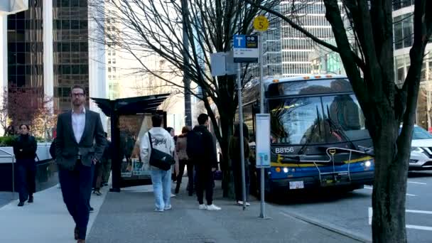 Улицы Офисных Зданий Вокзале Баррард Люди Спешат Работу Троллейбус Такси — стоковое видео