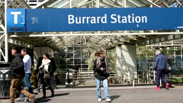 Burrard Stasyonu Ndaki Ofis Binaları Çalışanları Tramvay Trafik Işıklarına Doğru — Stok video