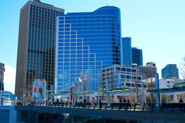 Vancouver şehir merkezi liman ofis binaları Kanada Pasifik Okyanusu insanları liman trafiği gökdelenlerinde yürüyorlar turistler büyük Vancouver 2023 'te gerçek hayat