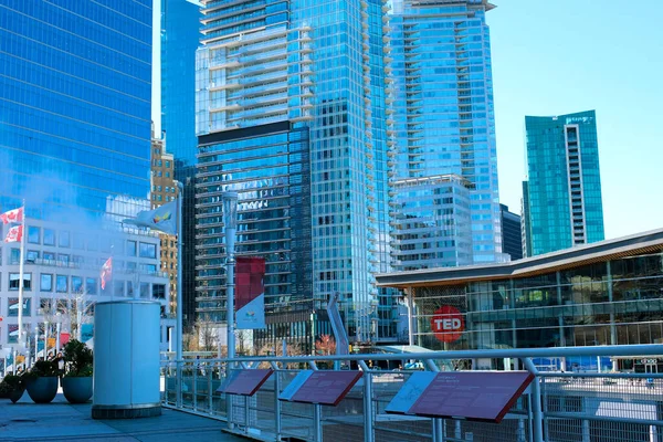 温哥华市中心滨水写字楼加拿大太平洋人走在港口的摩天大楼上游客大城市温哥华的现实生活2023 — 图库照片