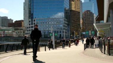Vancouver şehir merkezi liman ofis binaları Kanada Pasifik Okyanusu insanları liman trafiği gökdelenlerinde yürüyorlar turistler büyük Vancouver 2023 'te gerçek hayat