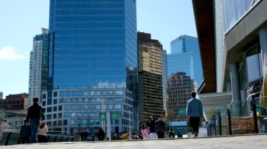 Vancouver şehir merkezi liman ofis binaları Kanada Pasifik Okyanusu insanları liman trafiği gökdelenlerinde yürüyorlar turistler büyük Vancouver 2023 'te gerçek hayat
