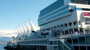 Vancouver şehir merkezi liman ofis binaları Kanada Pasifik Okyanusu insanları liman trafiği gökdelenlerinde yürüyorlar turistler büyük Vancouver 2023 'te gerçek hayat
