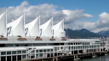 Kanada beyaz yelkenli yelkenlileri mavi Pasifik Okyanusu 'nun arka planındaki mavi dağlara karşı Vancouver Kanada' dan MÖ 2023