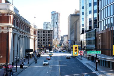 Vancouver şehir merkezindeki hava treni terminali rıhtımında insanlar caddeye iniyor Kanada 'da farklı milletler seyahat ediyor Vancouver 2023