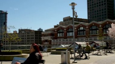 Kanada beyaz yelkenli yelkenlileri mavi Pasifik Okyanusu 'nun arka planındaki mavi dağlara karşı Vancouver Kanada' dan MÖ 2023