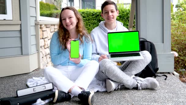 Genç Bir Oğlan Genç Bir Kız Ellerinde Dizüstü Bilgisayarlarıyla Dışarıda — Stok video