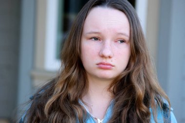 Moda makyajı ve saç stili olan sarışın bir kızın yatay portresi. Büyük mavi gözleri ve parlak renkli dudakları olan bir genç. Yüksek kalite fotoğraf