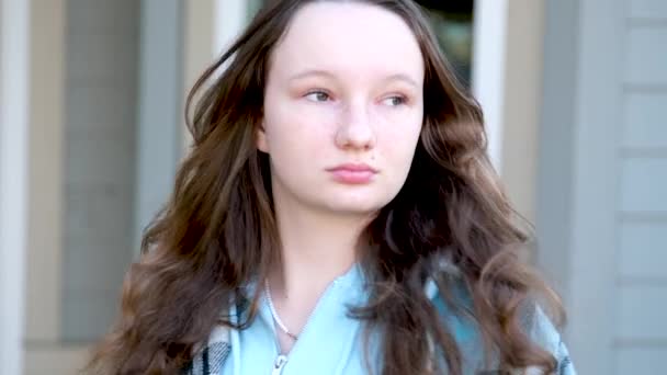 Işığın Altında Genç Güzel Bir Kızın Yakın Plan Portresi Rüzgar — Stok video