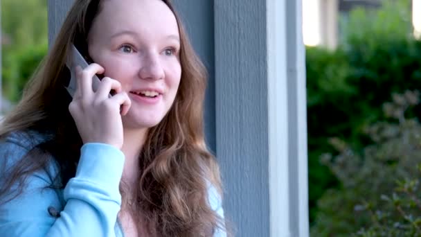 Nastolatka Uczy Się Oszałamiających Wiadomości Śmieje Się Zakrywając Usta Dłonią — Wideo stockowe
