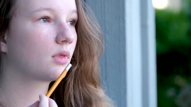 Adoleszenz Denken Traum Vermissen Nahaufnahme Gesicht Des Teenagers Mädchen Nimmt — Stockvideo