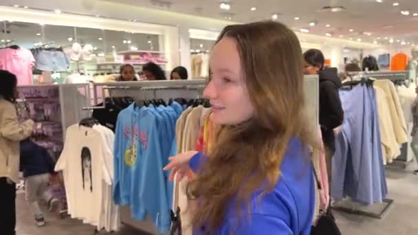 Έφηβος Κορίτσι Ψώνια Για Ρούχα Και Την Επιλογή Νέων Στολή — Αρχείο Βίντεο