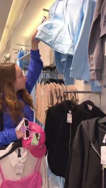 Dospívající Dívka Nakupování Oblečení Výběr Nové Oblečení Dospívající Láska Módě — Stock video