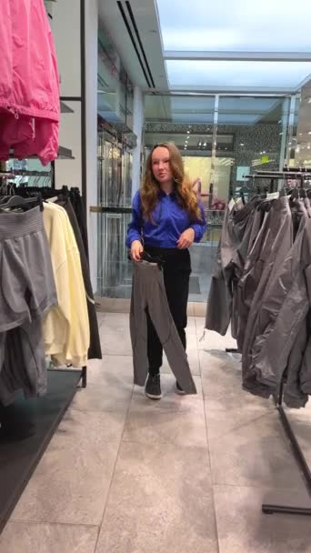 Teenage Pige Shopping Tøj Vælge Nye Outfit Teenage Kærlighed Til – Stock-video