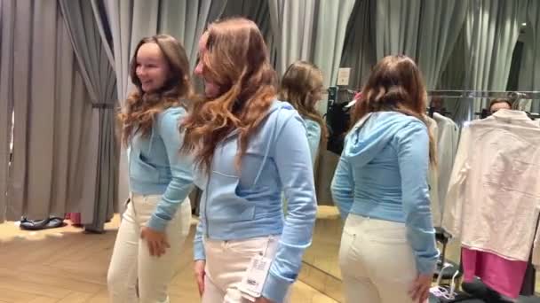Joven Adolescente Vestidor Bailando Regocija Mirándose Misma Reflejo Espejo Usando — Vídeo de stock