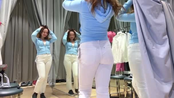 Jeune Adolescente Dressing Danse Réjouit Regardant Dans Réflexion Dans Miroir — Video