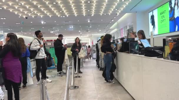 Adolescenta Merge Cumpărături Cumpără Lucruri Plătește Checkout Examinează Diferite Haine — Videoclip de stoc