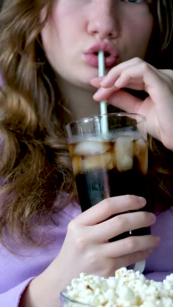 Lábios Close Jovem Mulher Bebendo Uma Bebida Com Gelo Assistindo — Vídeo de Stock