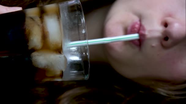 Close Χείλη Της Νεαρής Γυναίκας Πίνοντας Ένα Ποτό Πάγο Βλέποντας — Αρχείο Βίντεο