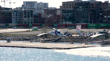 Helikopter Pasifik Okyanusu 'nda dalgalar bırakarak havalanıyor. Araç yükseliyor. Vancouver Kanada 2023' te turizm tatili başlıyor.