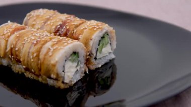 Japon usulü suşi sarması. Yüksek kalite 4k görüntü