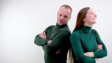 Bay ve Bayan Smith. Birbirine aşık iki genç sırt sırta verip, kollarını kavuşturmuş, gülümseyen ve flört eden iki genç, beyaz bir arka plan stüdyosunda birbirlerine sarılıyorlar.