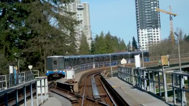 Vancouver Canadá 2023 Blue White Sky Train Moving Centre Vancouver — Vídeos de Stock