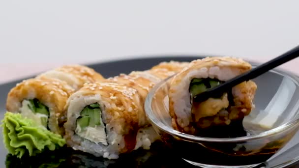 一盒寿司和卷与筷子 芥末和酱油 在验尸官检查期间 食品运送到家中 食品装在盒子 袋子和一次性食品容器中 呆在屋里高质量的 — 图库视频影像