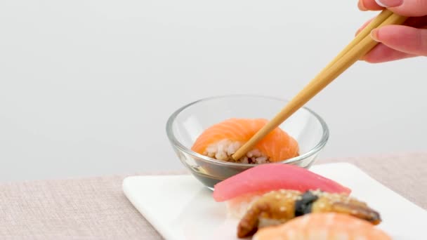 Zanurz Jedną Bułkę Sushi Sosie Sojowym Czarnym Tle Zbliżenie Zanurzanie — Wideo stockowe
