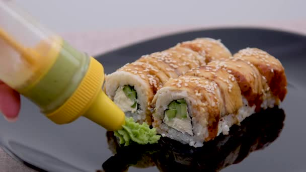 Japońskie Sushi Sushimi Białej Tabliczce Bliska Czarnym Tle Imbirem Wassabi — Wideo stockowe