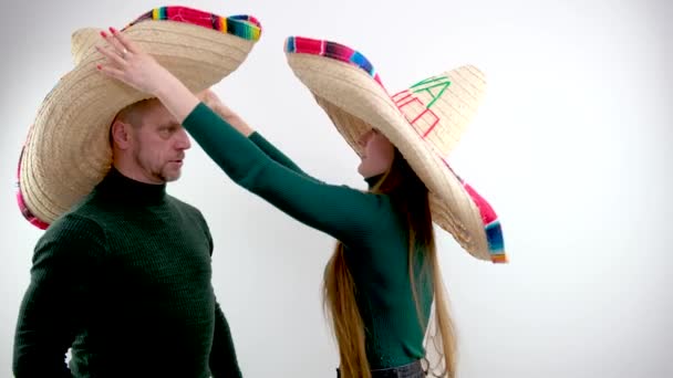 Una Ragazza Mette Cappello Sombrero Uomo Enorme Cappello Con Tesa — Video Stock