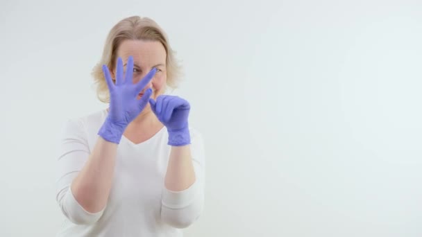 Жінка Синіх Рукавичках Розмахуючи Руками Абракабра Вигадує Щось Тримає Палець — стокове відео