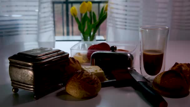 Реальний Сніданок Столі Зламані Булочки Крихти Масло Цукру Миска Молоко — стокове відео