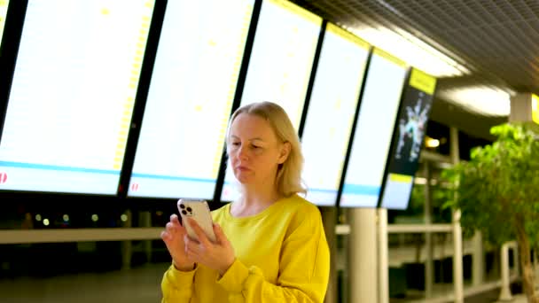 Løse Problemer Flyplassen Kvinne Gult Står Foran Snakker Telefonen Alvorlig – stockvideo