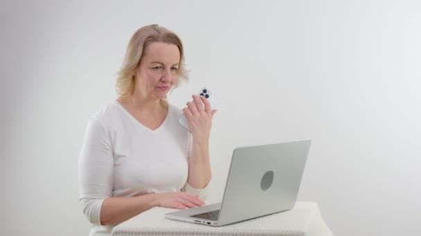 Frau Sitzt Arbeitsplatz Mit Starken Nackenschmerzen Und Reibt Sie Muskelverspannungen — Stockvideo