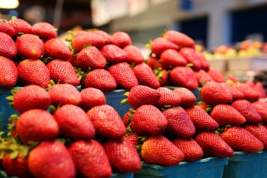 Çilek ahududu ve böğürtlen konteynırlarda pazarda.