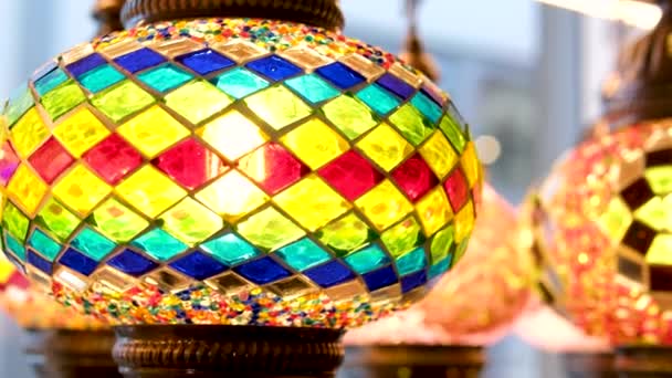 Яркие Разноцветные Турецкие Лампы Висят Магазине Сияют Разных Цветах Мозаики — стоковое видео