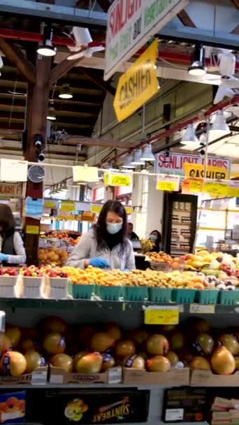 Kehidupan Sehari Hari Para Penjual Dan Pembeli Pasar Tertutup Ini — Stok Video