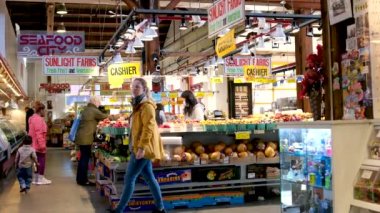 Kapsamlı pazarda satıcı ve alıcıların günlük yaşamı birçok satış birçok meyve, sebze ve diğer ürünler satışta 2023 Kanada Vancouver için maske modu