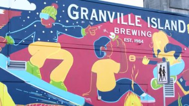 Granville Adası yarımadası ve Vancouver BC Fairview bölgesinde alışveriş bölgesi. Vancouver 'ın karşısından Vancouver şehir merkezinden Granville Caddesi 2023 Kanada Köprüsü' nün güney ucunda.