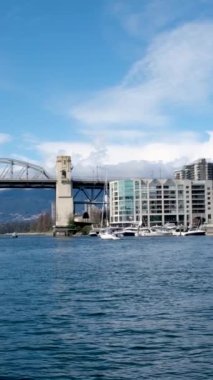 Granville Adası yarımadası ve Vancouver BC Fairview bölgesinde alışveriş bölgesi. Vancouver 'ın karşısından Vancouver şehir merkezinden Granville Caddesi Köprüsü' nün güney ucunda 09.2022 Kanada.