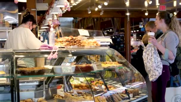 温哥华市的生活是一个大市场 周末许多想买围裙的人不断涌入加拿大格兰维尔岛 — 图库视频影像