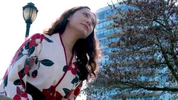 Kobieta Ciesząca Się Kwitnącym Wiosennym Drzewem Migdałowym Twarz Dziewczyny Zbliżenie — Wideo stockowe