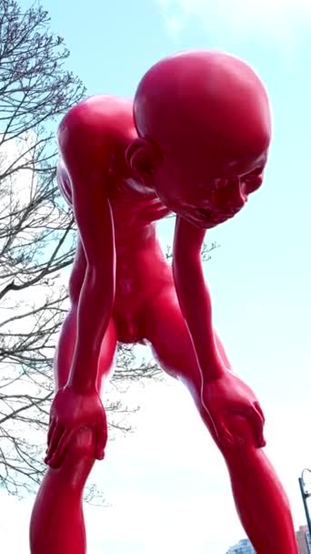 バンクーバーブリティッシュコロンビア カナダデビッド パーク ヤータウンで展示されている誇り高い若者と呼ばれる18フィートの彫刻 — ストック動画