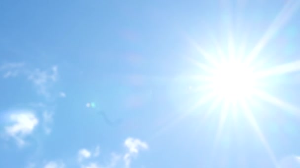 Güzel Parlak Güneş Parıltısı Açık Mavi Gökyüzünde Zaman Hızı Ile — Stok video